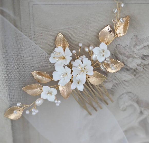 Ivory white clay Flower Hair comb, Clay Floral Hairpiece, White Bridal Hair comb, bridesmaid hairpiece