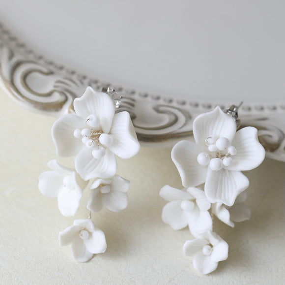bridal earrings, clay flower earrings. white earrings for wedding, white floret earrings for bride